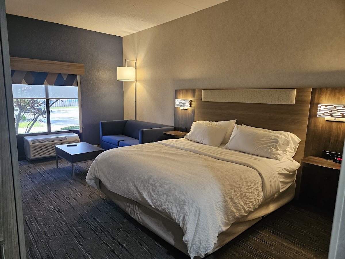 Holiday Inn Express & Suites Bowling Green, an IHG Hotel