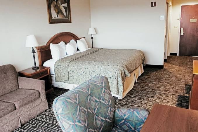 Hotel Topeka At City Center