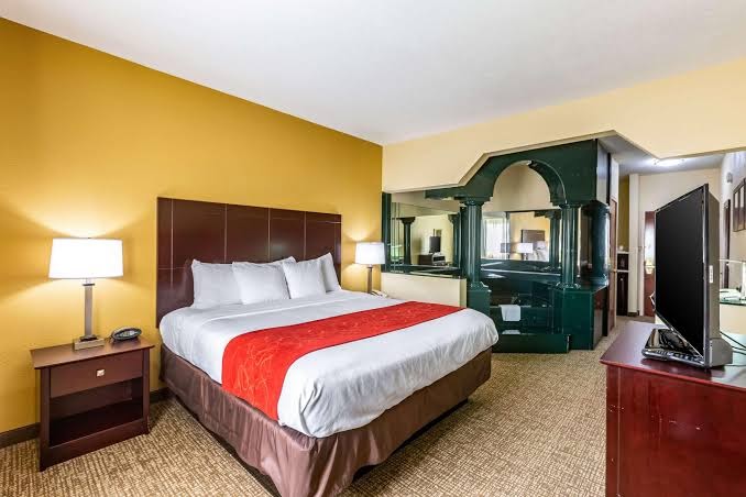 Comfort Suites near Robins Air Force Base