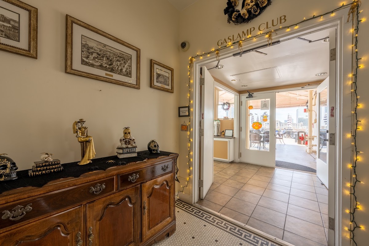 Gaslamp Plaza Suites