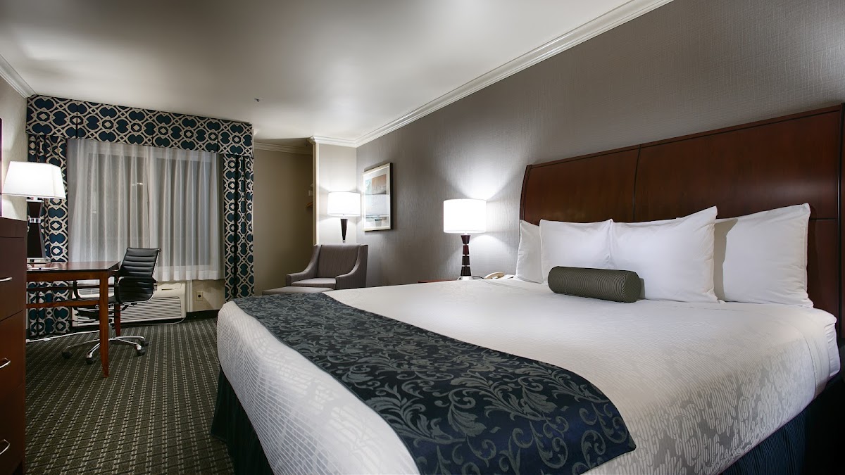 Best Western Plus Marina Shores Hotel