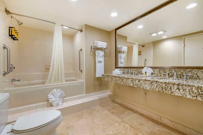 Best Western Plus Marina Shores Hotel