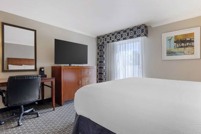 Best Western Plus Marina Shores Hotel