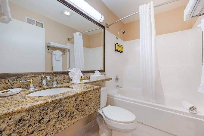 Best Western Plus Marina Shores Hotel