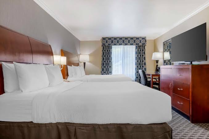 Best Western Plus Marina Shores Hotel