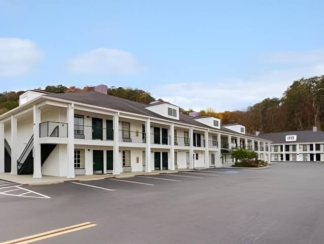 Howard Johnson by Wyndham Dalton