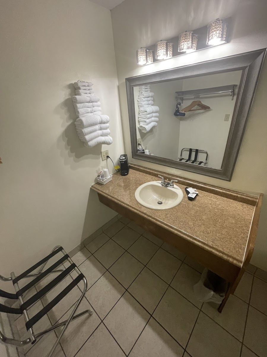 Shady Acre Inn and Suites