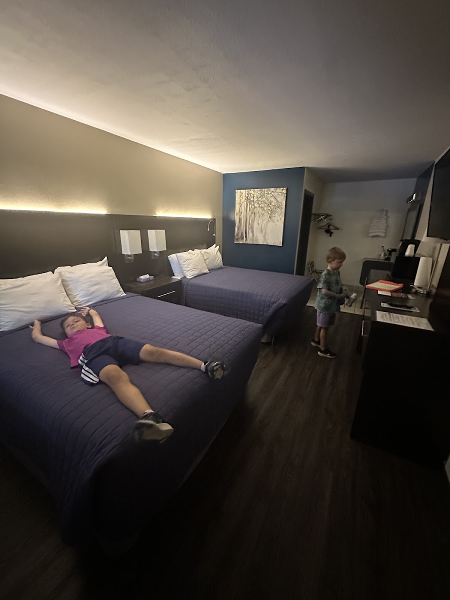 Shady Acre Inn and Suites
