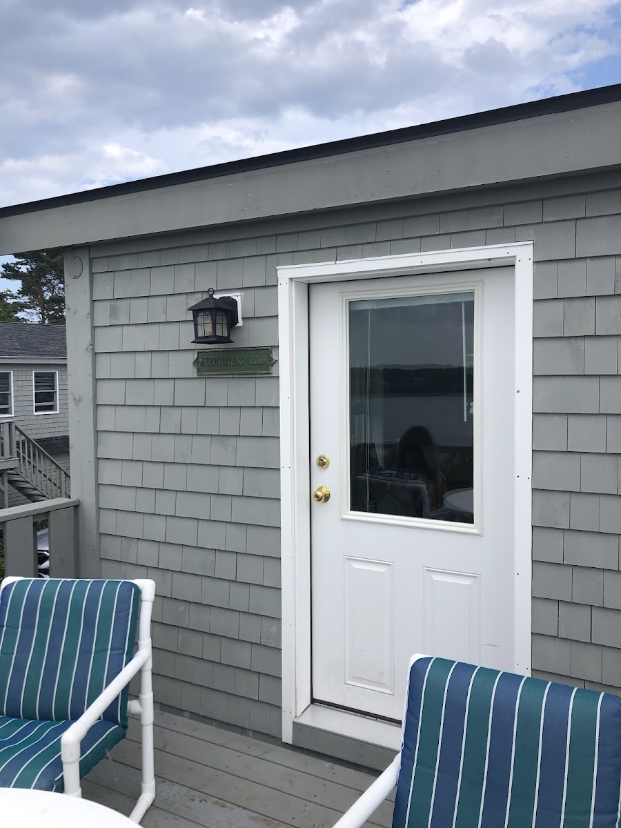 Log Cabin Island Inn
