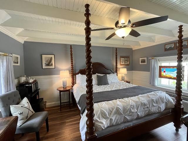 Log Canoe Inn