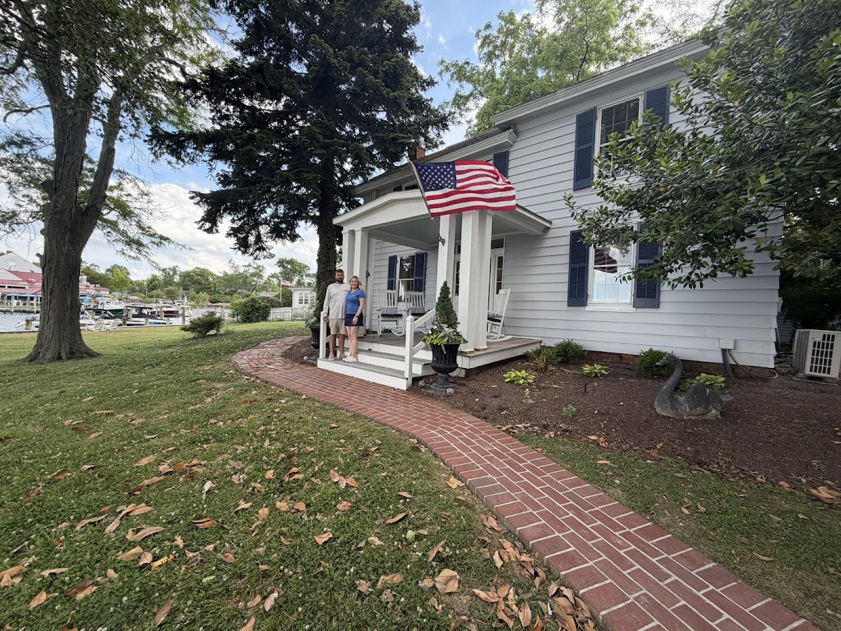 Log Canoe Inn