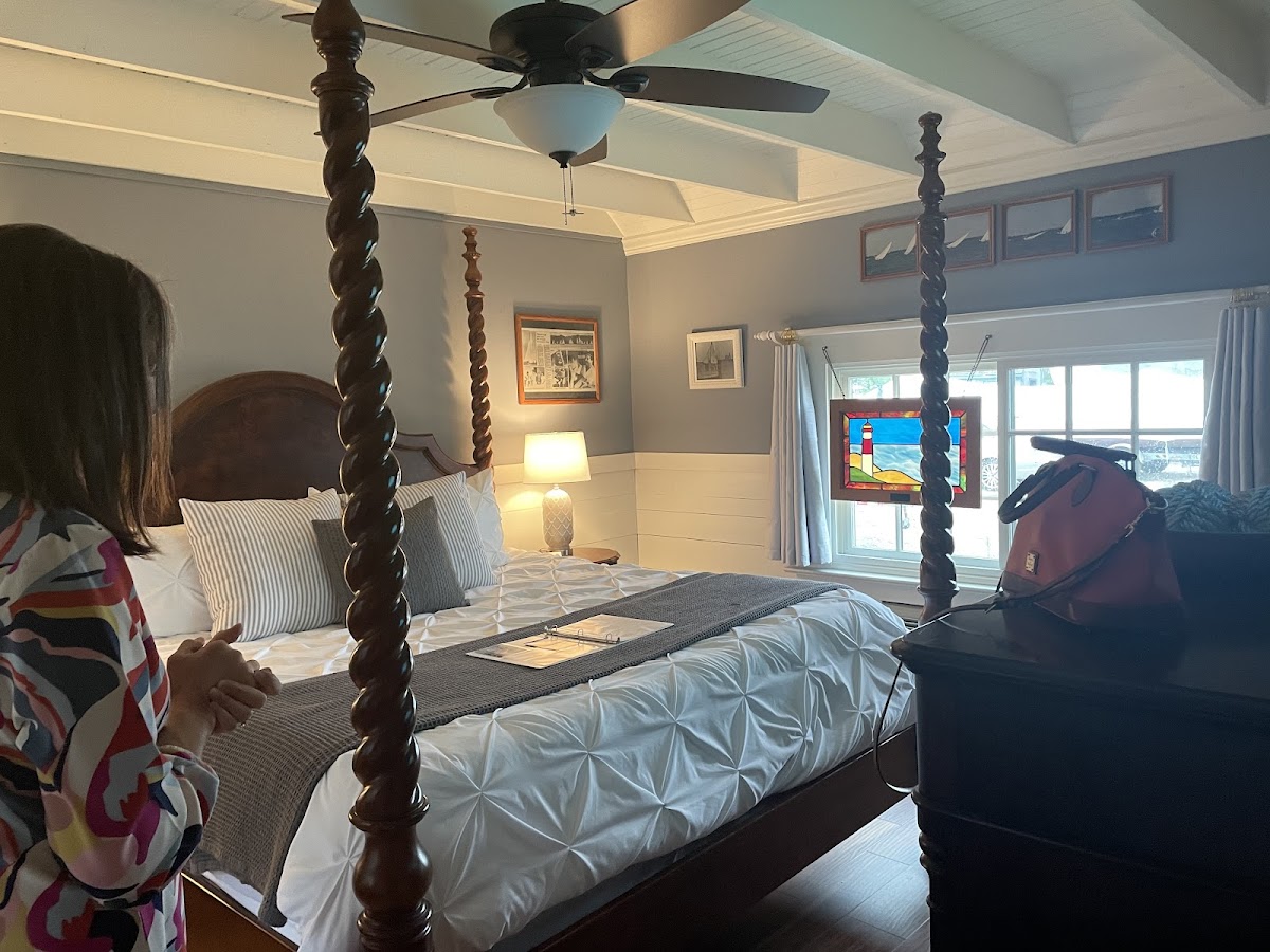 Log Canoe Inn