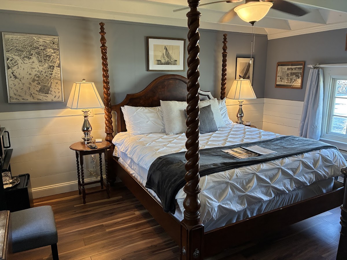 Log Canoe Inn