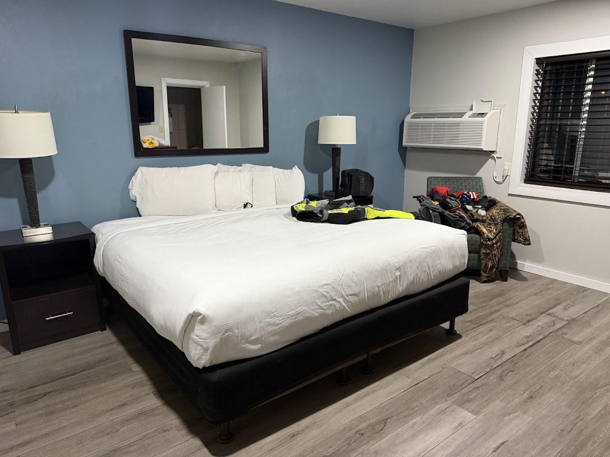 Pinecrest Inn & Suites