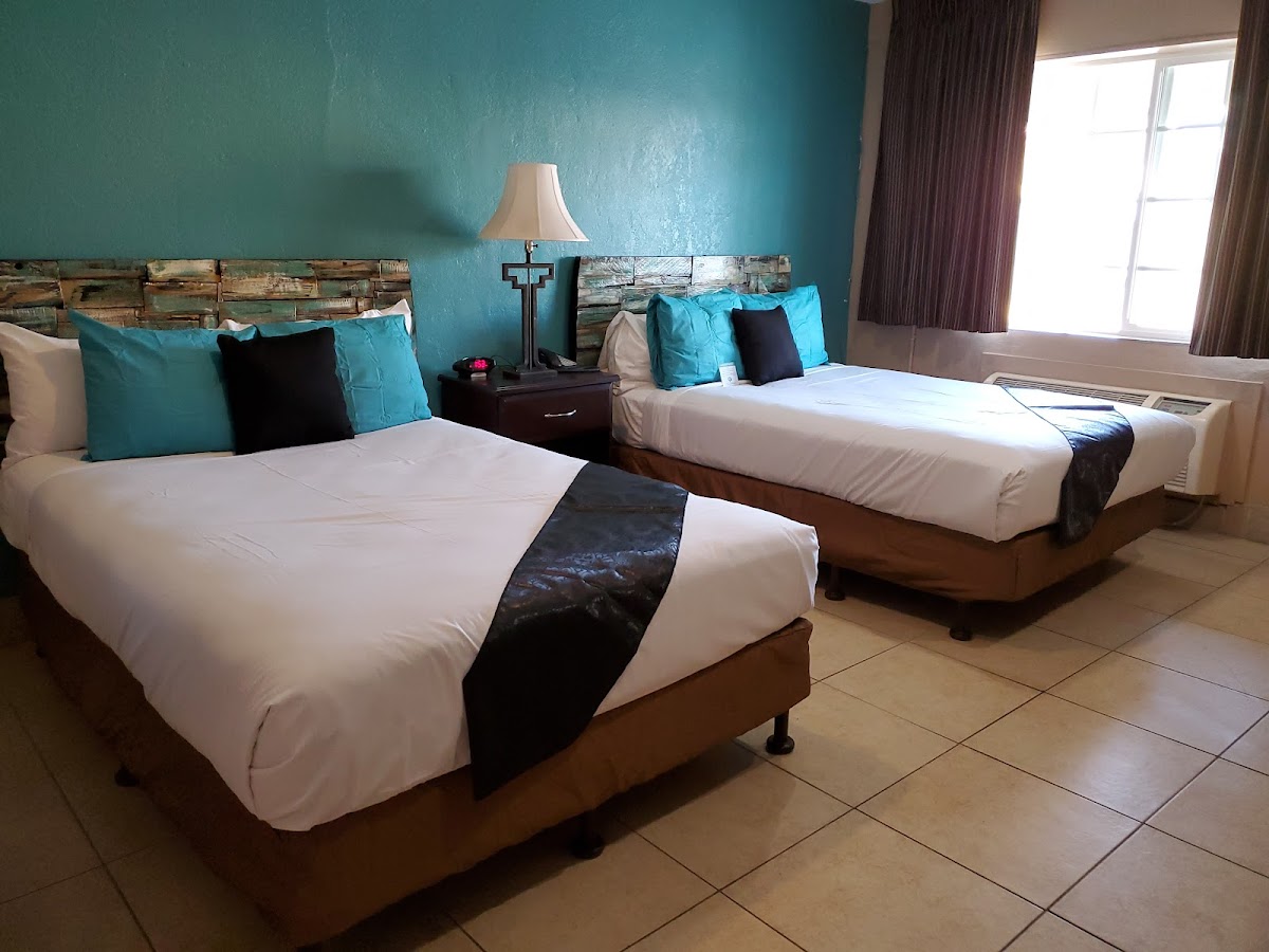 Pinecrest Inn & Suites