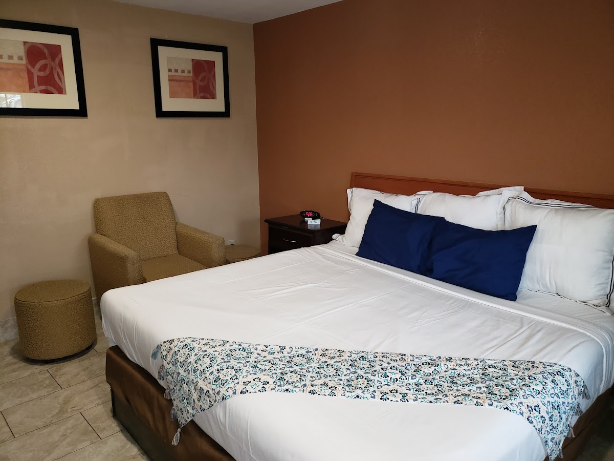 Pinecrest Inn & Suites