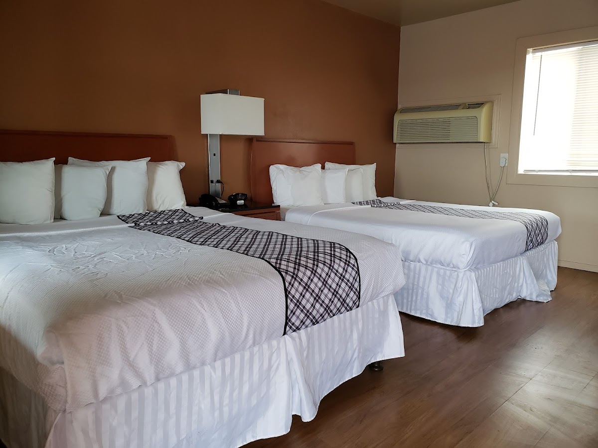 Pinecrest Inn & Suites