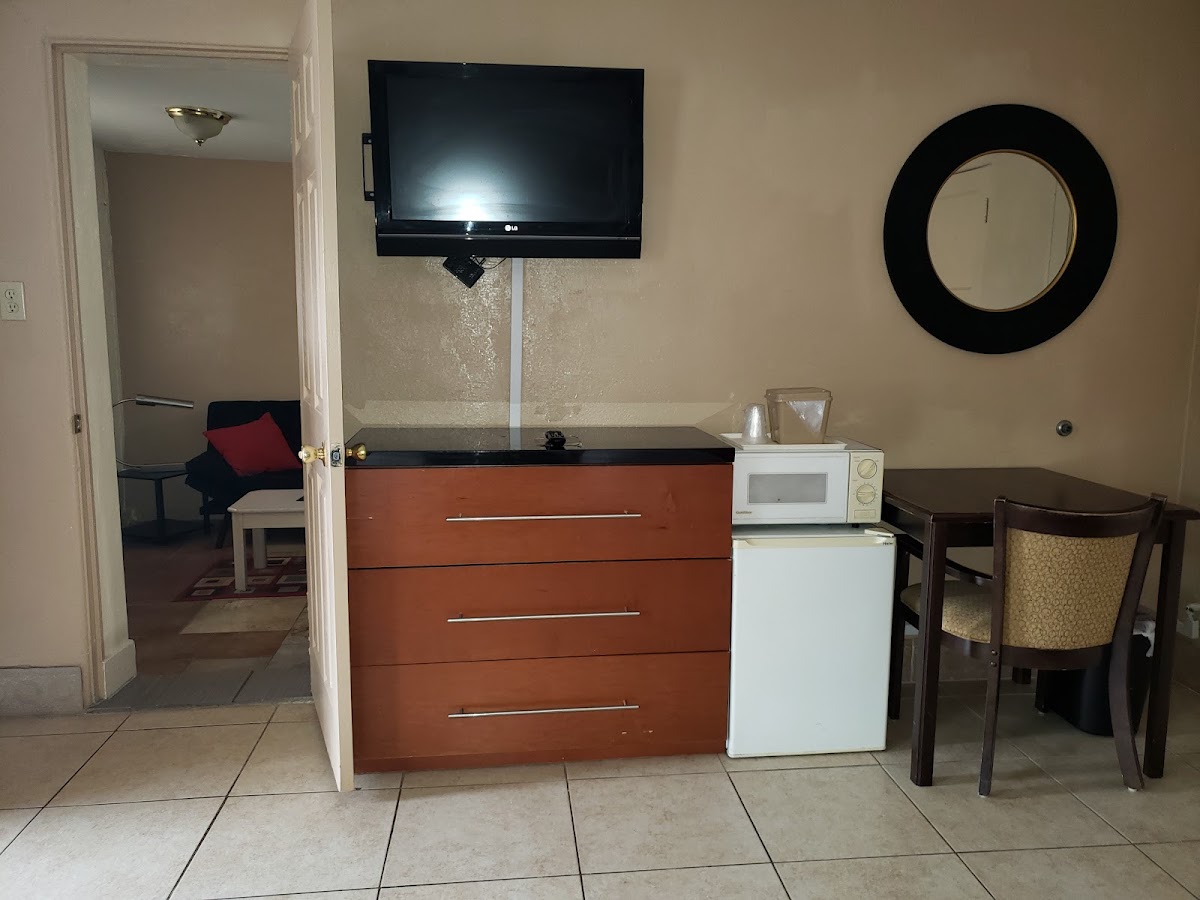 Pinecrest Inn & Suites