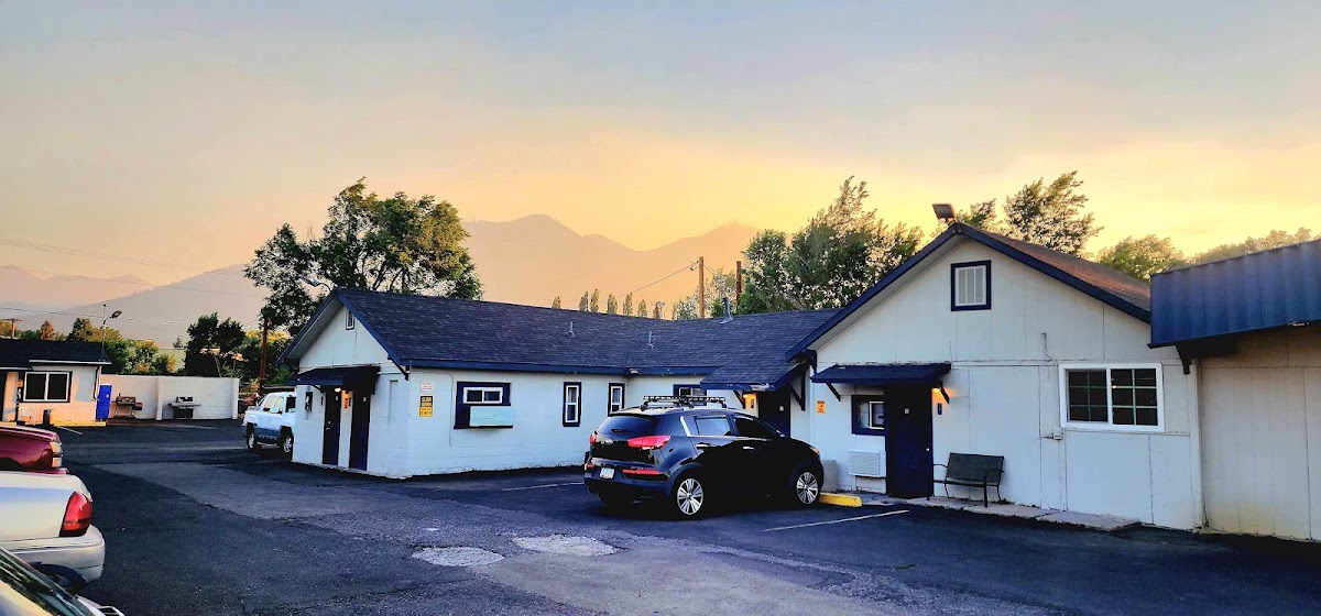 Pinecrest Inn & Suites