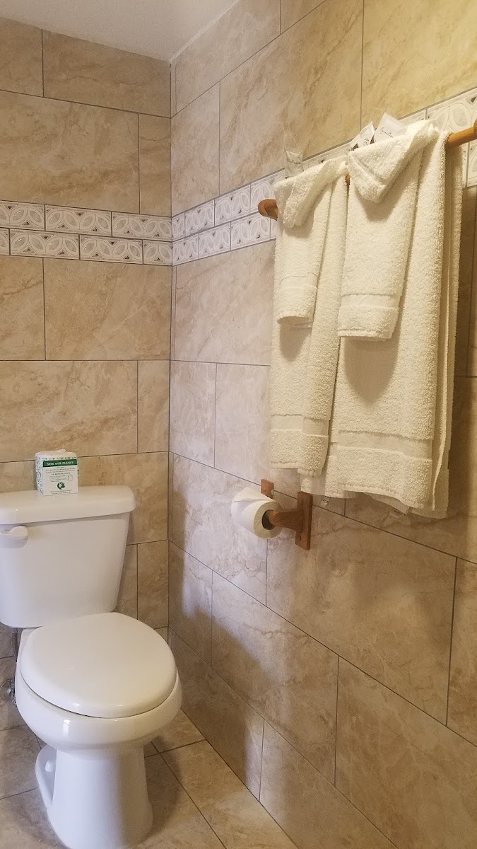 Pinecrest Inn & Suites