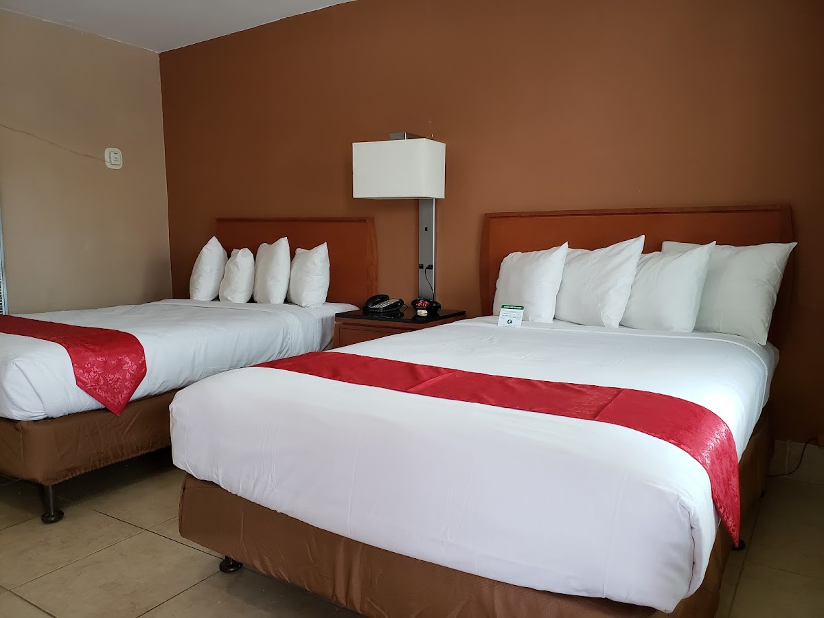 Pinecrest Inn & Suites