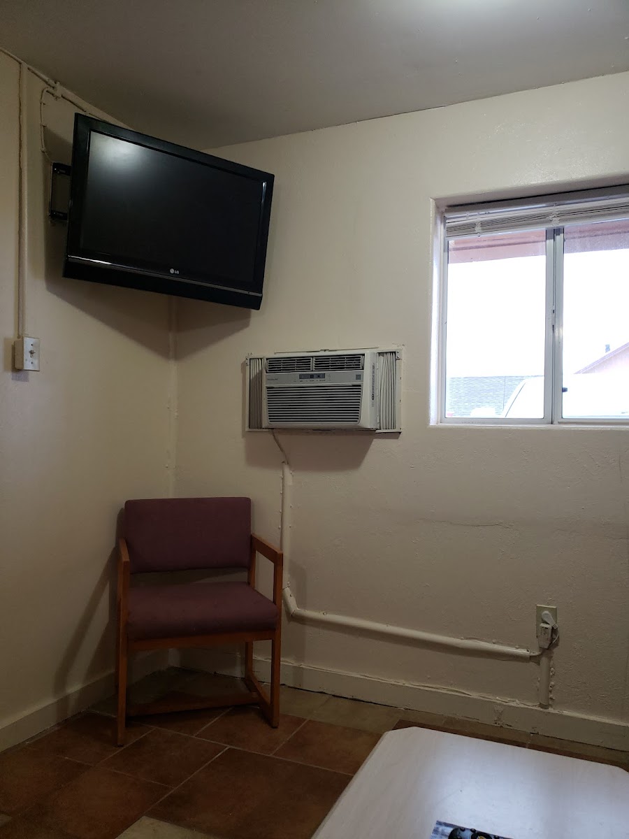 Pinecrest Inn & Suites