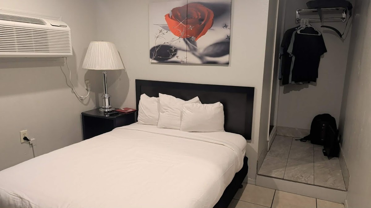 Pinecrest Inn & Suites