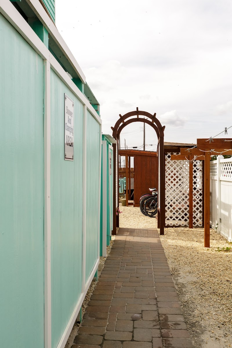 Lorry's Island End Motel
