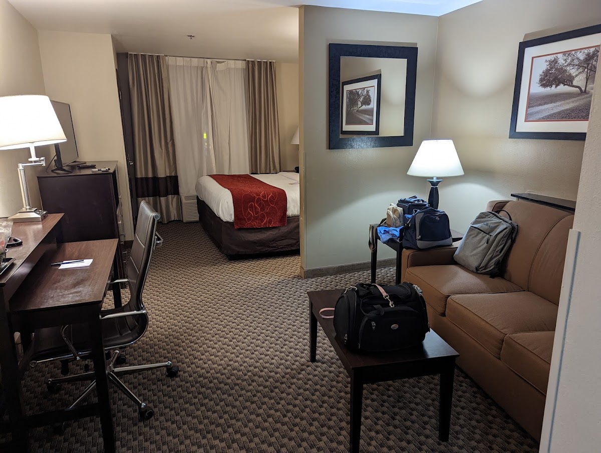 Comfort Suites Clinton near Presbyterian College