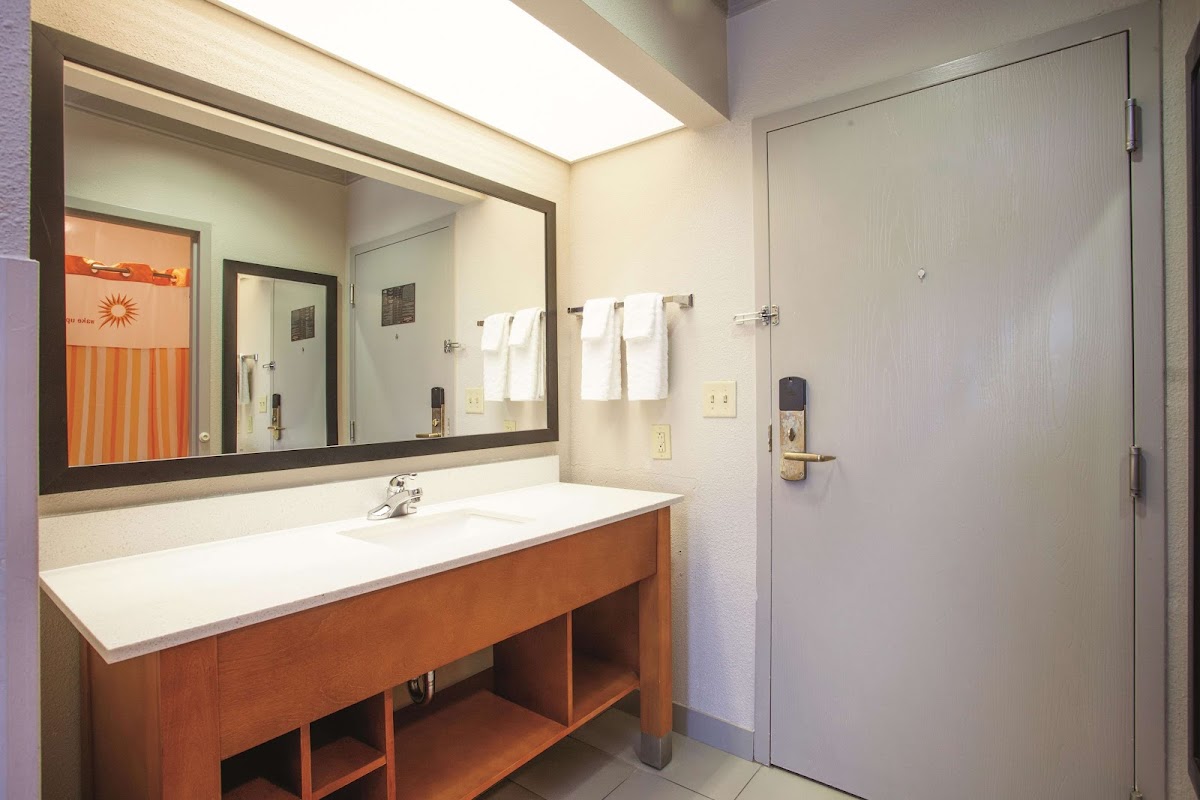 La Quinta Inn & Suites by Wyndham Jackson Airport