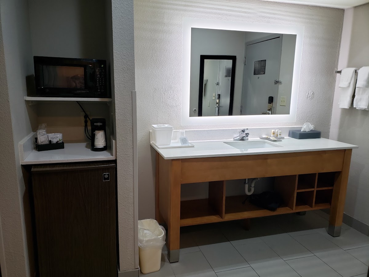 La Quinta Inn & Suites by Wyndham Jackson Airport