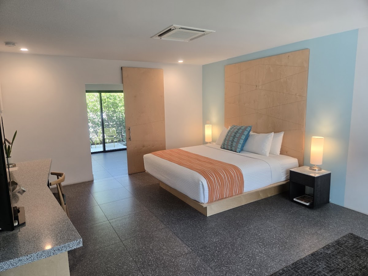 Twin Palms Resort - A Gay Men's Resort
