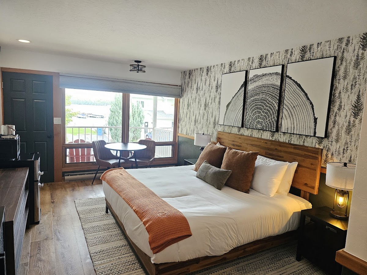 Spruce and Shore Motel