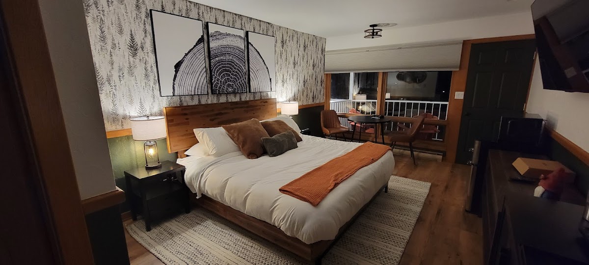 Spruce and Shore Motel
