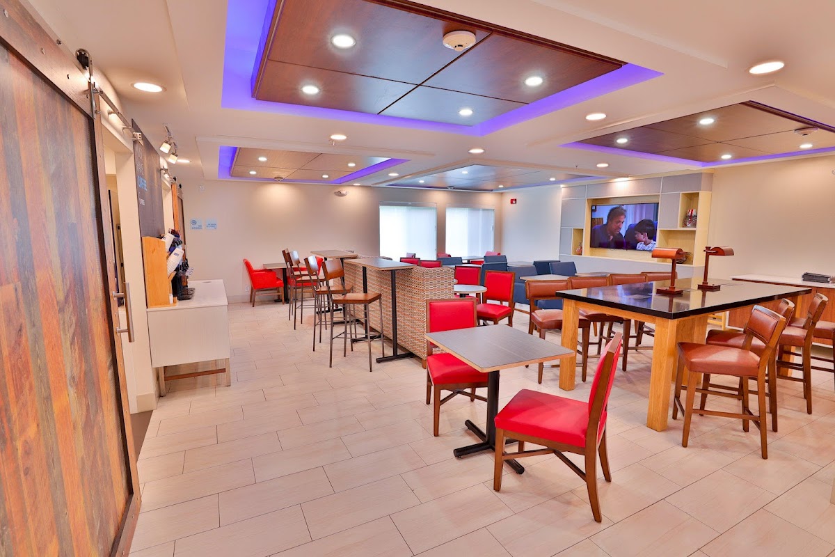 Holiday Inn Express & Suites Dickson by IHG